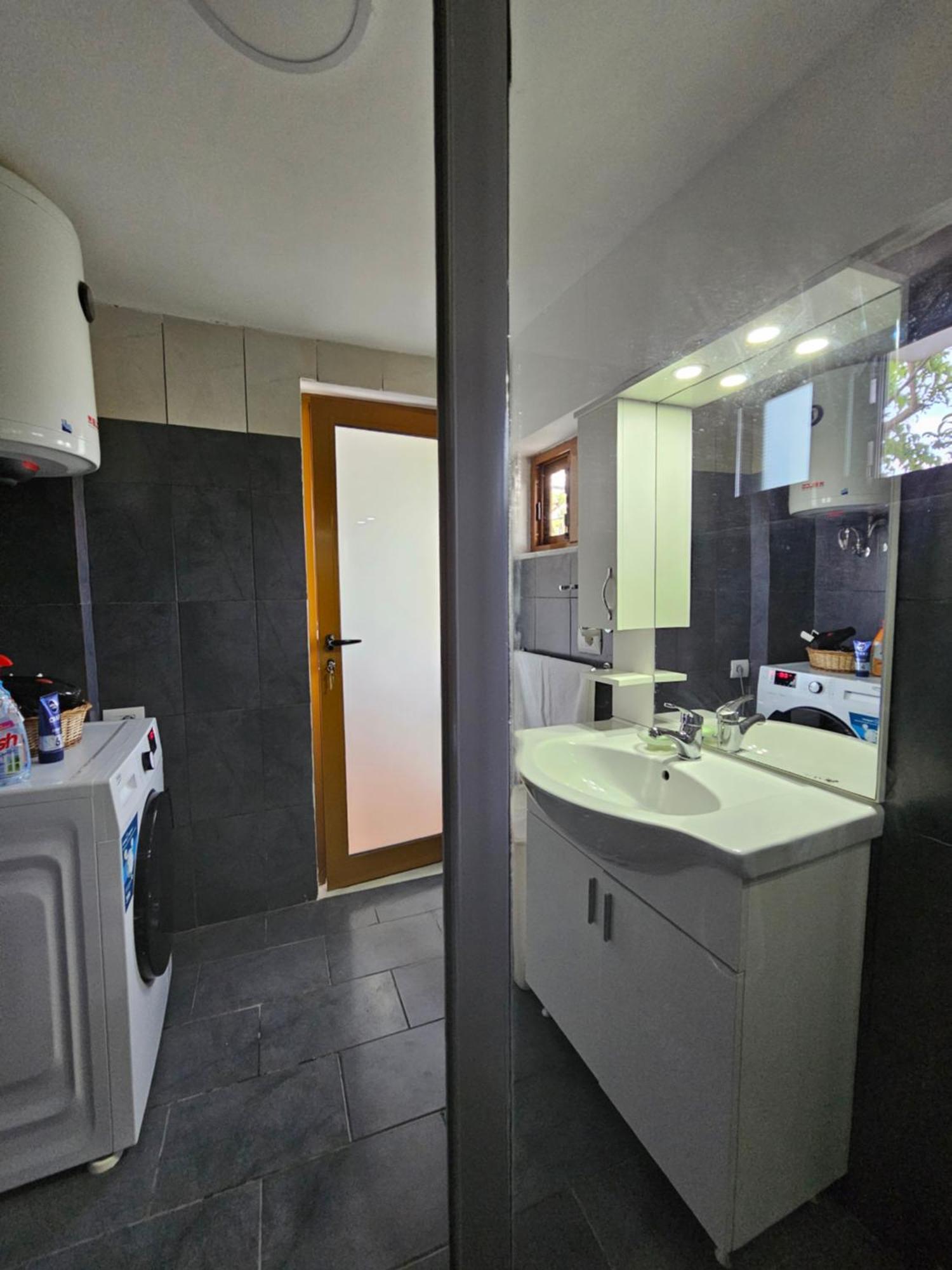 Lemon Garden Apartment-Hot Tub Jacuzzi Гірокастра Екстер'єр фото