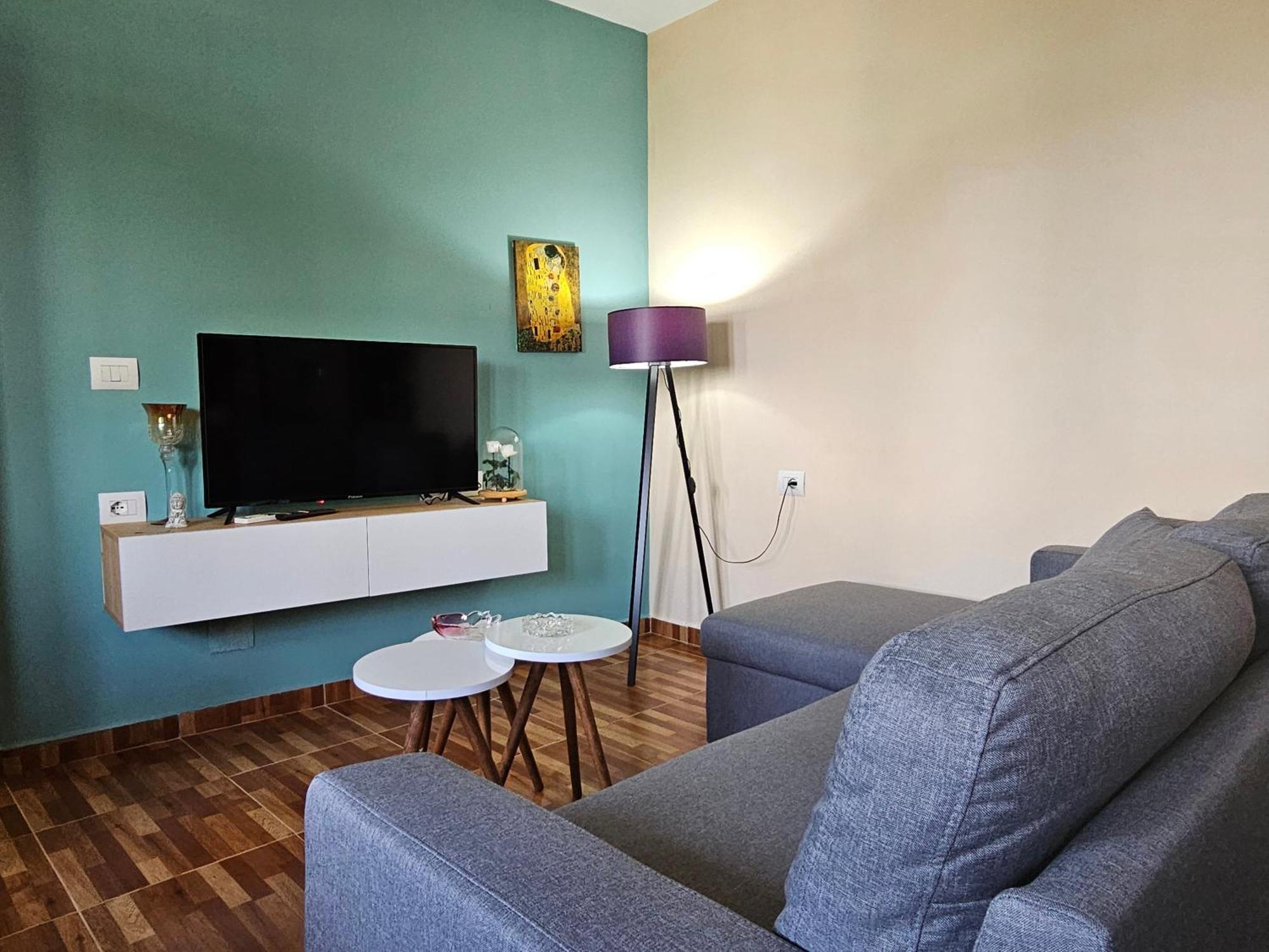 Lemon Garden Apartment-Hot Tub Jacuzzi Гірокастра Екстер'єр фото